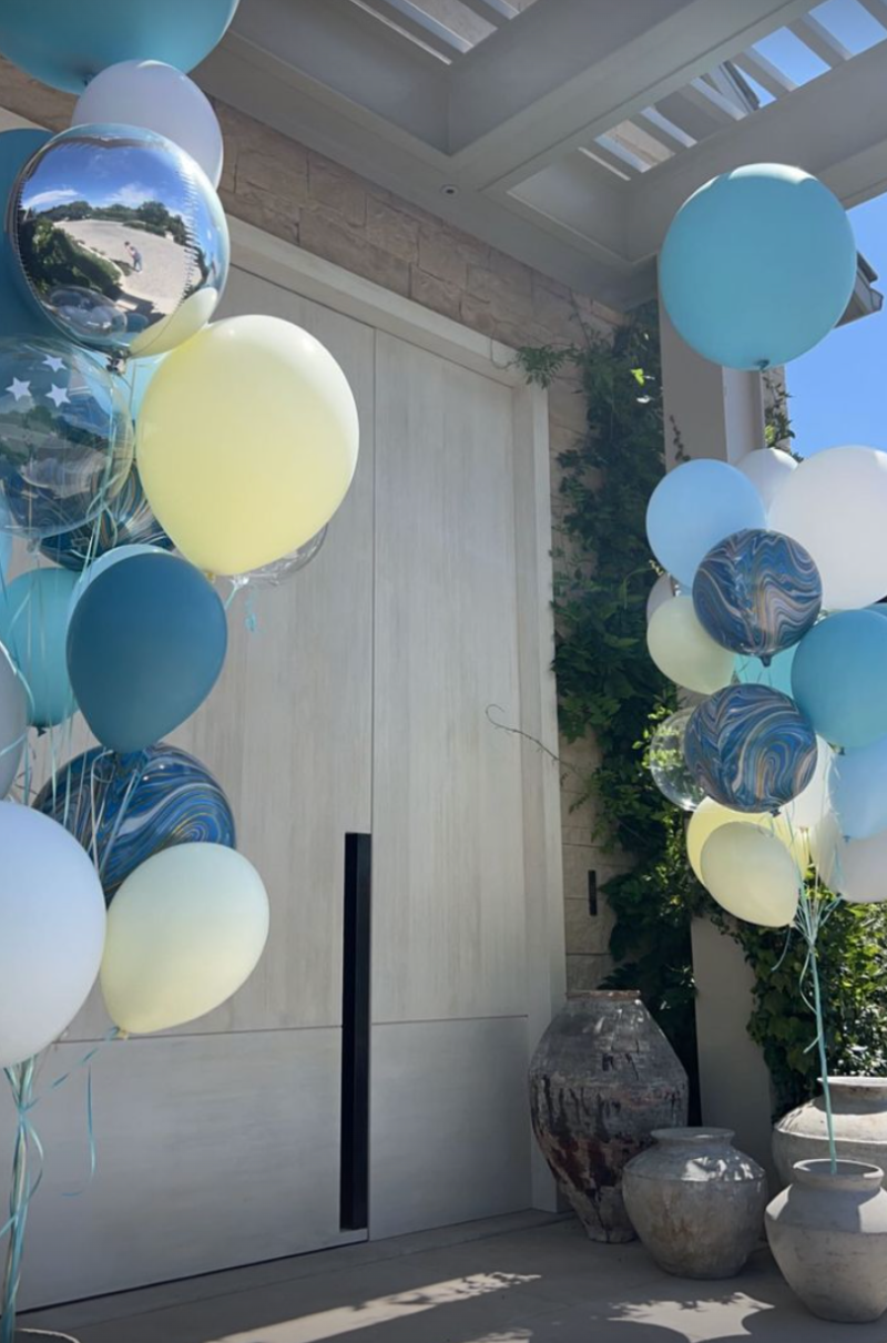 Khloe Kardashian oferece uma grande festa de 1º aniversário para o bebê Tatum! Entre no Grande Evento