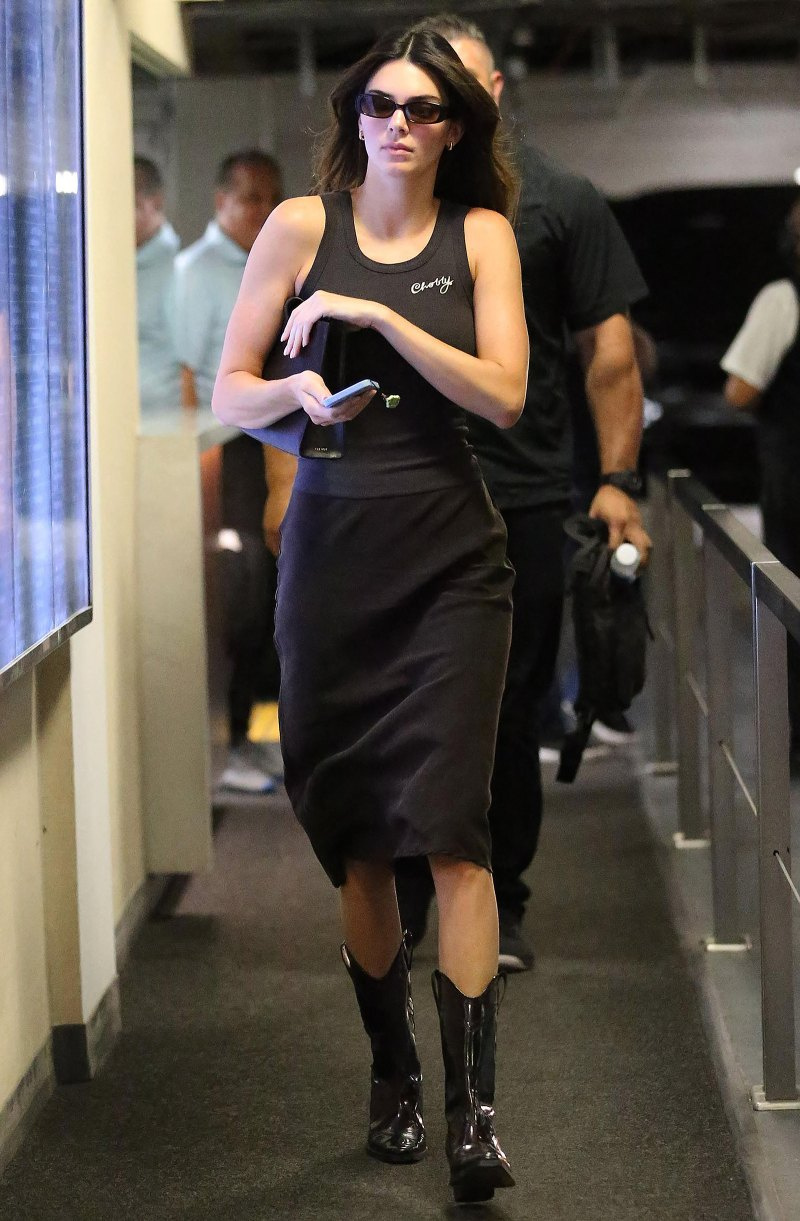  Yee Haw! Kendall Jenner bez grudnjaka u potpuno crnoj odjeći s kaubojskim čizmama: fotografije
