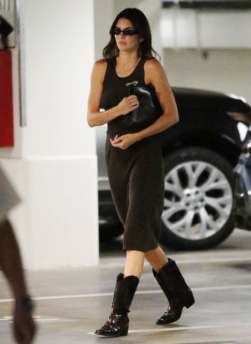  Yee Haw! Kendall Jenner va sense sostenidor amb un vestit negre amb botes de vaquer: fotos