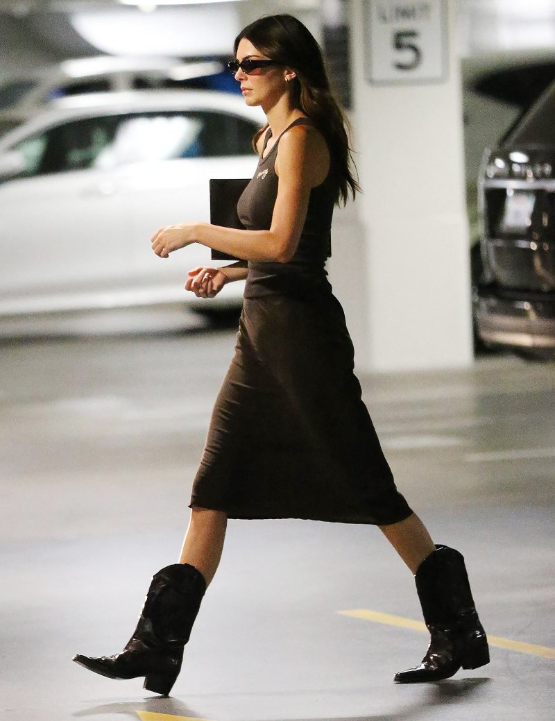  Ei Haw! Kendall Jenner fica sem sutiã em roupa toda preta com botas de cowboy: fotos