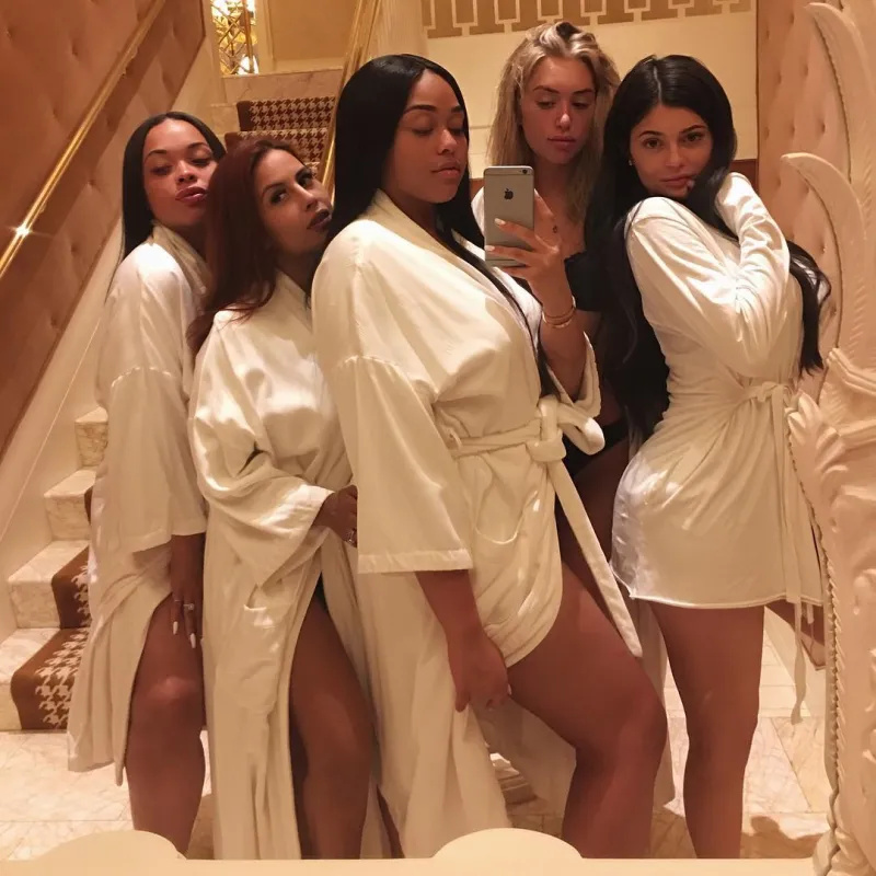   صورة جماعية لـ Kylie Jenner و Jordyn Woods و Stassie Karanikolaou وأصدقائهم وهم يرتدون أردية ورومبر بيضاء متطابقة