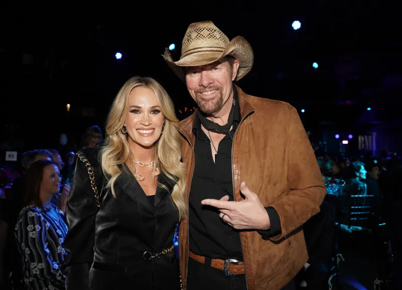 Countrystjärnor minns Toby Keith efter hans död: Tributes From Carrie Underwood, Jelly Roll, More