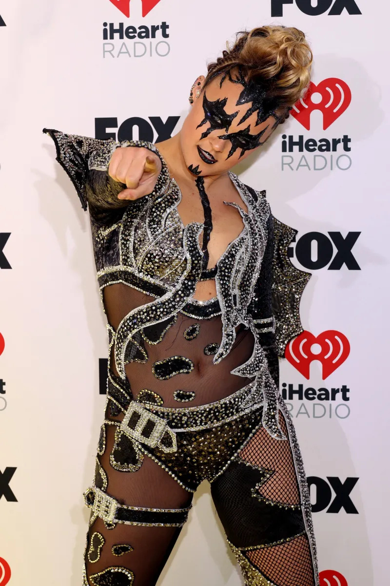 ДжоДжо Сива выглядит совсем по-другому с разрисованным лицом и прозрачным нарядом на iHeartRadio Awards 2024