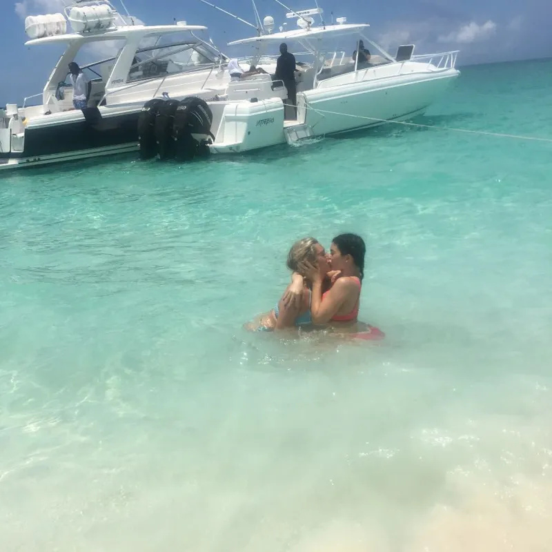 Kylie Jenner i Stassie Karanikolaou całują się „to nie jest nowa rzecz”: zobacz ich pocałunki na zdjęciach