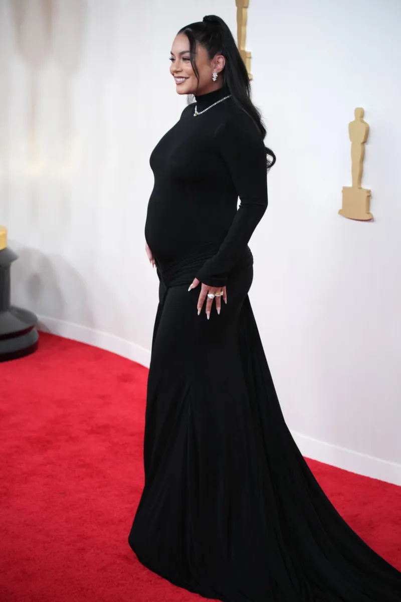 فانيسا هادجنز حامل! شاهد ظهورها الأول في حفل توزيع جوائز الأوسكار لعام 2024 بعد انتقاد التكهنات 'الوقحة'.