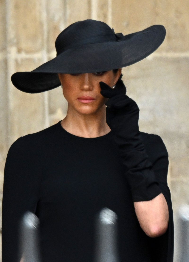   Меган Маркъл присъства на погребението на кралица Елизабет с принц Хари и кралското семейство: Снимки