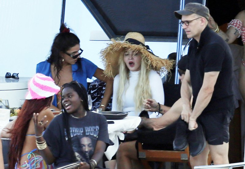  Lourdes Leon Rocks Tiny Bikini na dovolené s mámou Madonnou a bratrem Roccem: Podívejte se na fotky
