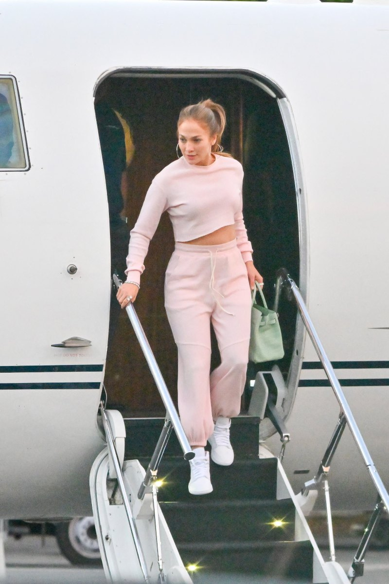   Pevne pletená posádka! Ben Affleck objíma dieťa Jennifer Lopez Emme po vystúpení zo súkromného lietadla: Fotografie
