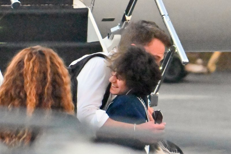   Сплотен екип! Бен Афлек прегръща детето на Дженифър Лопес Еме, след като слезе от частния самолет: Снимки