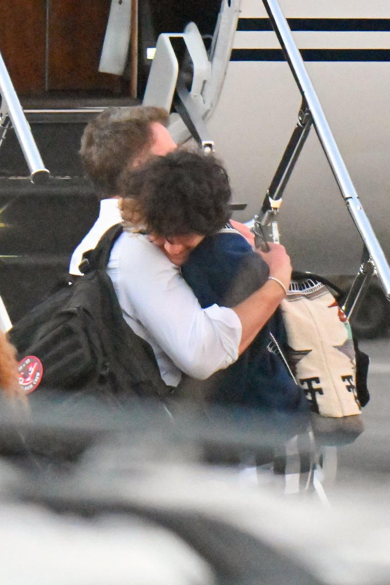   Сплотен екип! Бен Афлек прегръща детето на Дженифър Лопес Еме, след като слезе от частния самолет: Снимки