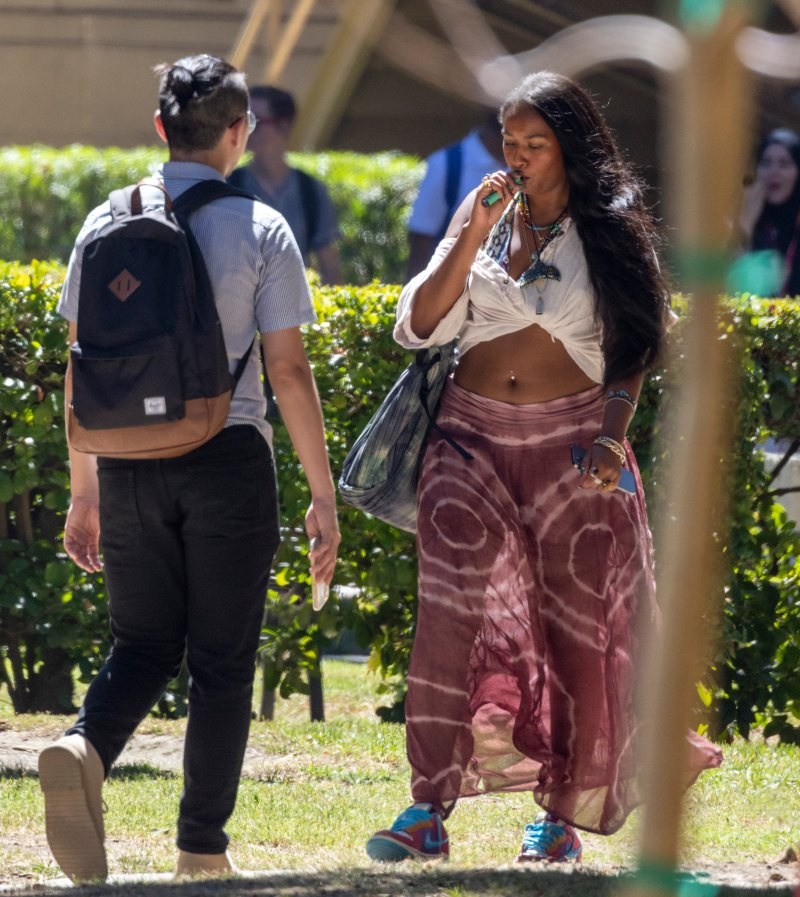   Sasha Obama nosi kratki top, krilo na kampusu USC: fotografije