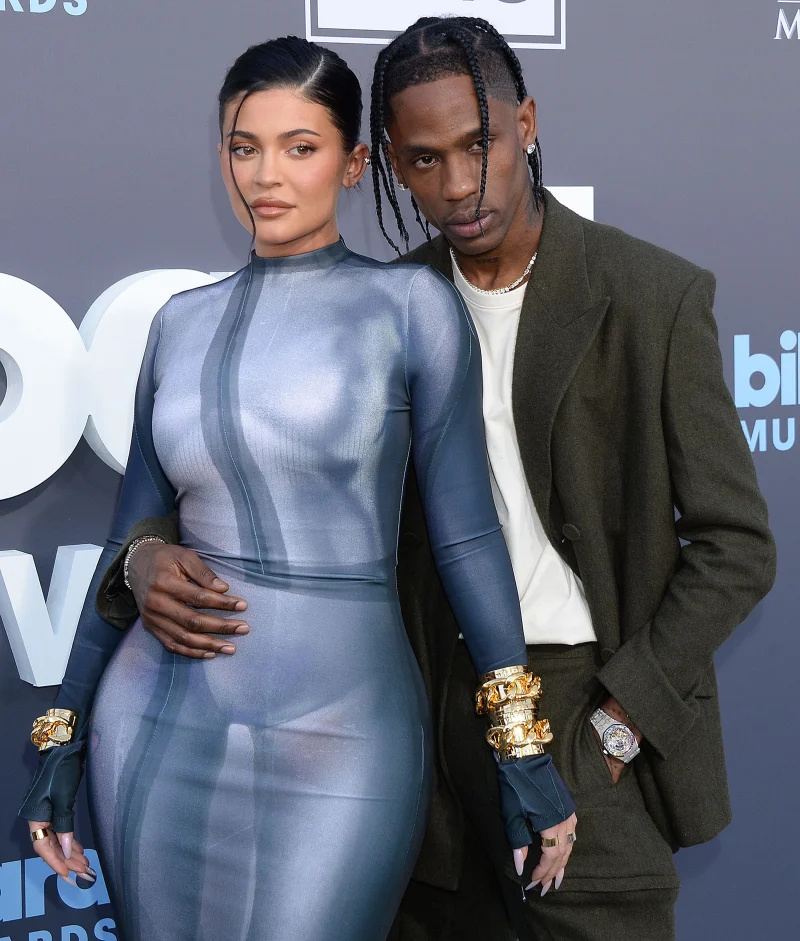   Fãs de Kardashian acham que Corey Gamble revelou o nome do filho de Kylie Jenner e Travis Scott