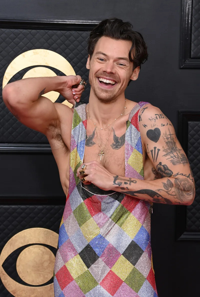   Harry Styles pakub 2023. aasta Grammyde jagamisel lõualuu langevat välimust särgita riietusega: vaadake fotosid!