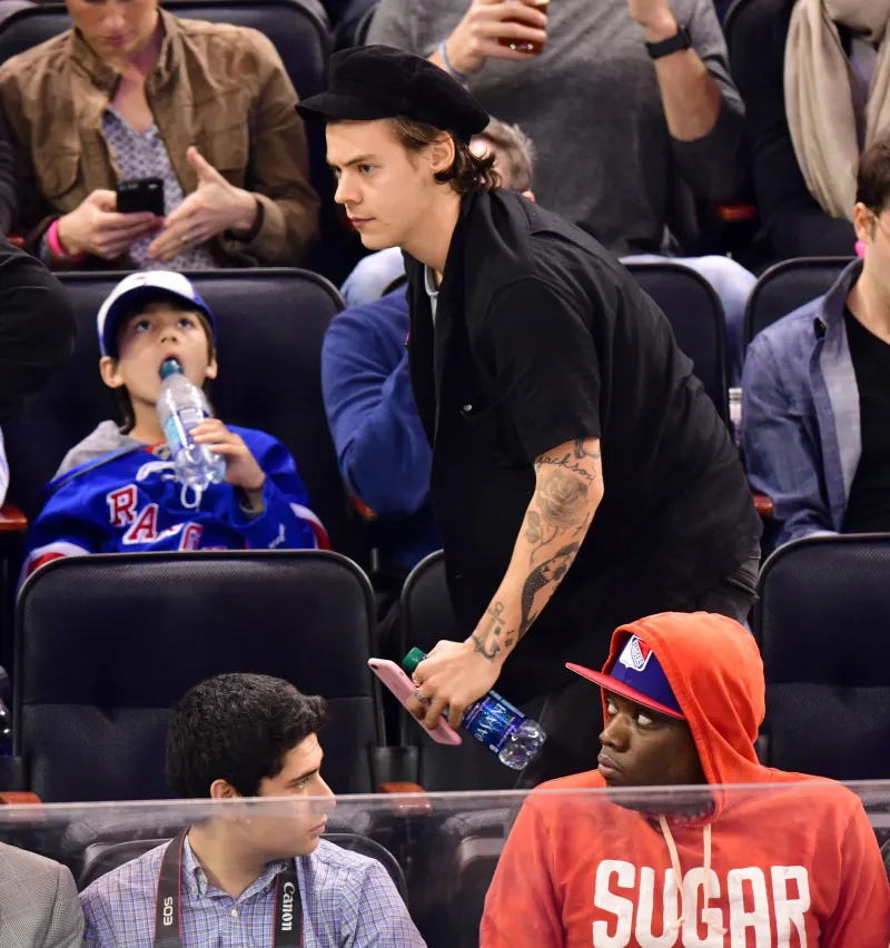   Harry Styles kõndis mängu ajal oma kohale, seljas must riietus ja müts
