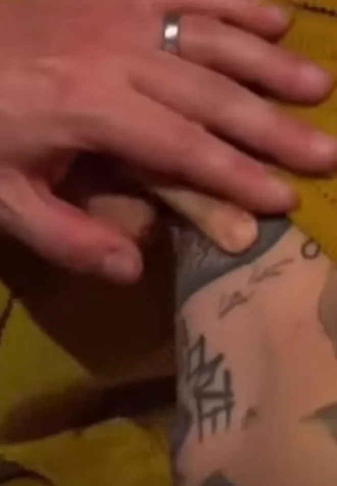   Ekraanitõmmis Harry Stylesist' 'Late Late' tattoo