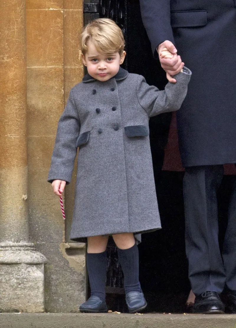 Prints George jalutas väljas hallis mantlis