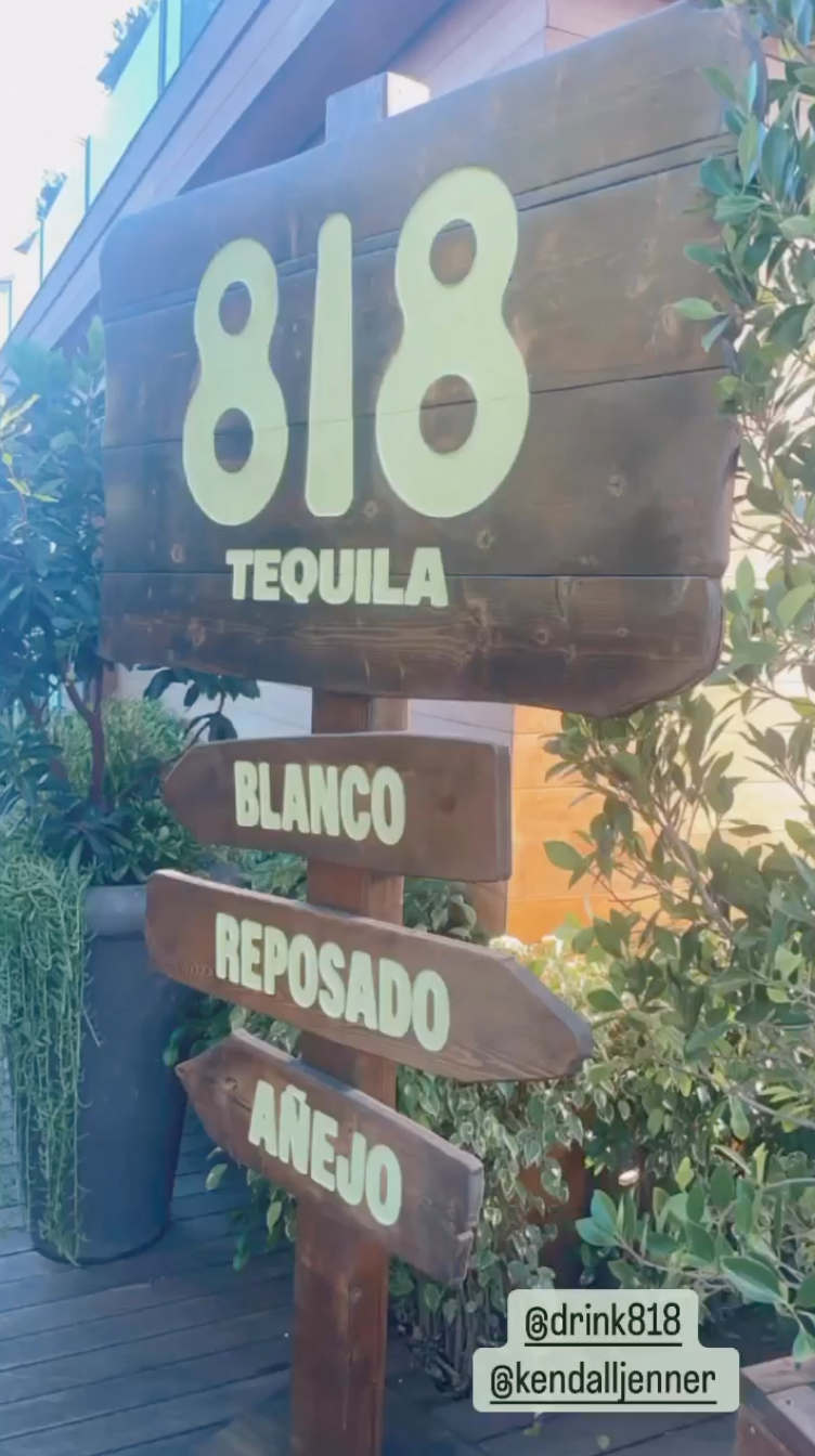   A Kardashian-Jenner család támogatja Kendallt a 818 Partyban: Pics Tequila Bar