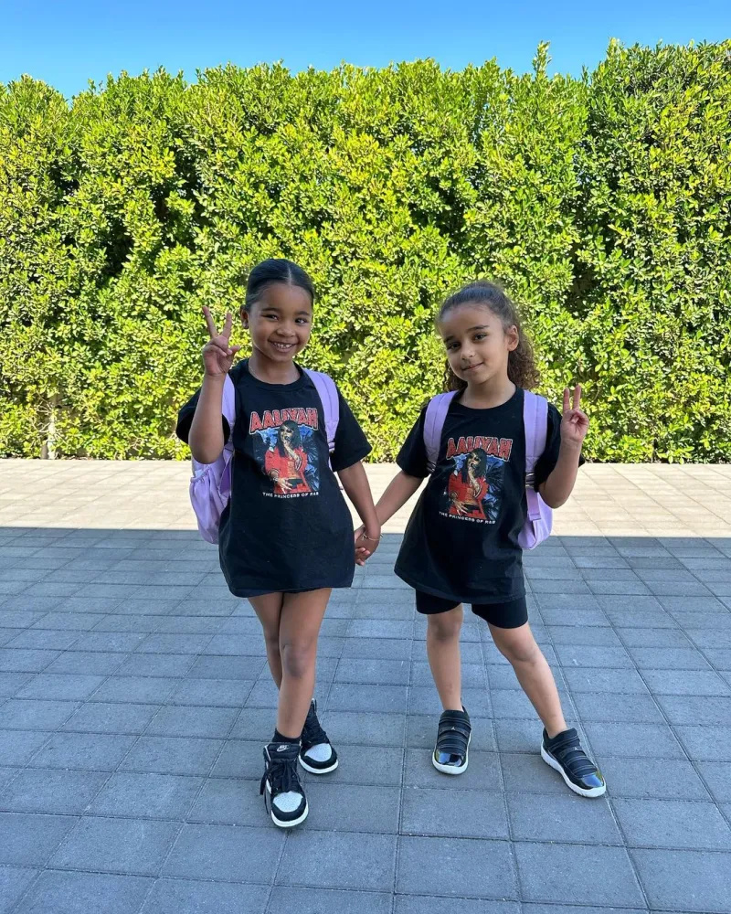 True Thompson és Dream Kardashian Twin kényelmes iskolai ruhákban! Lásd az unokatestvérek fotóit