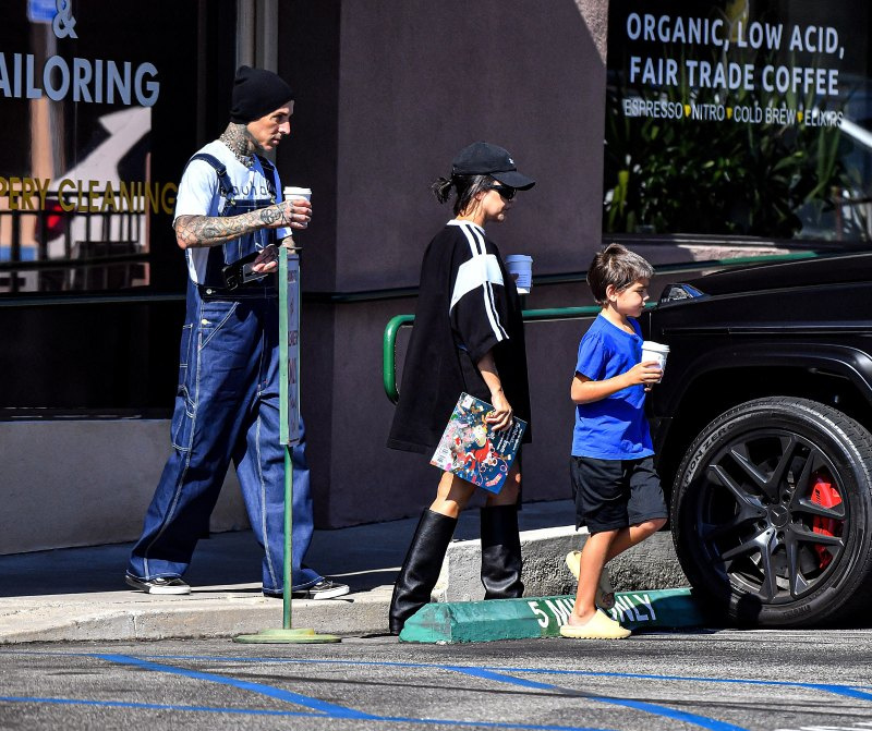   Mešana družina! Kourtney Kardashian in Travis Barker preživela dan z otrokoma Landonom in Reignom: fotografije
