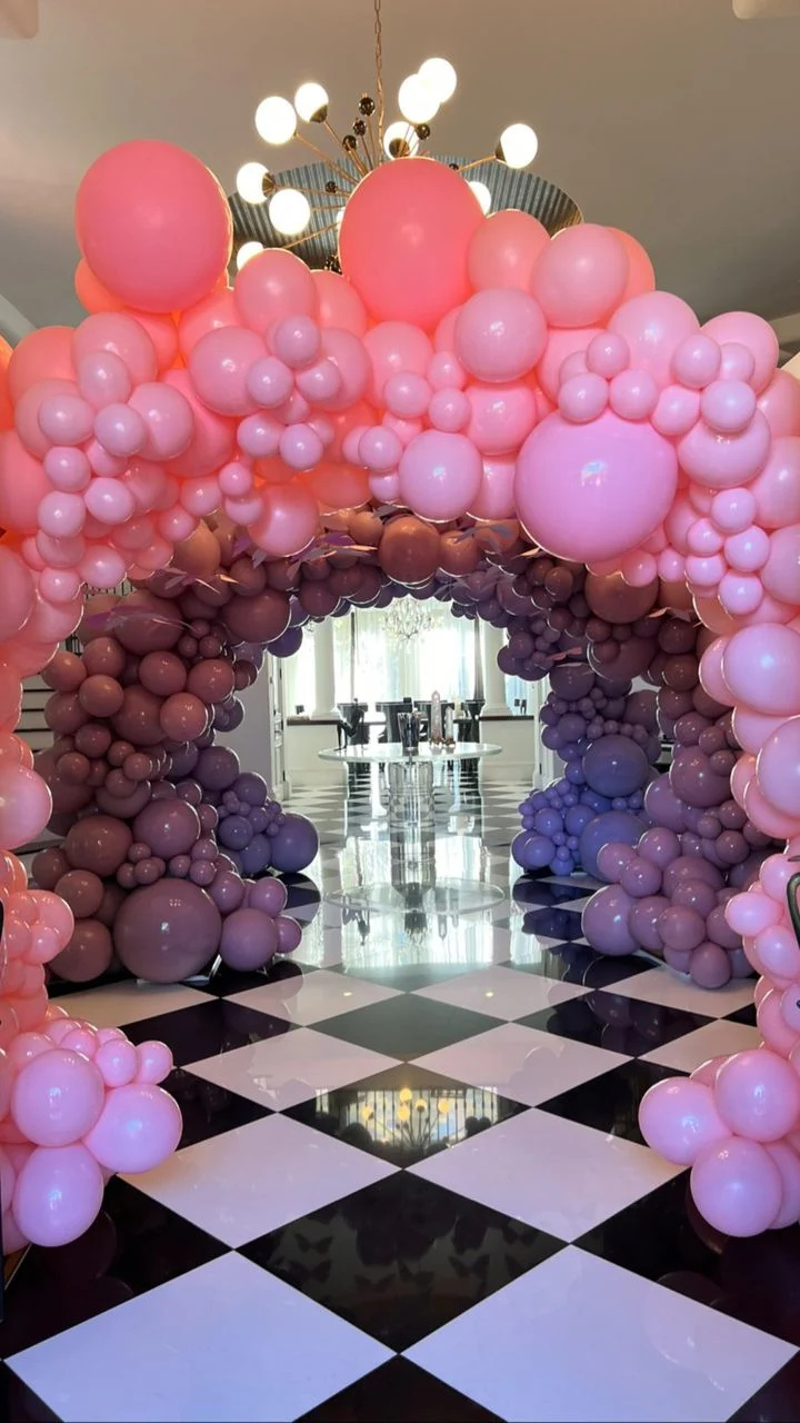 Dream Kardashian comemora 6 anos com festa rosa com tema de borboleta! Ver fotos