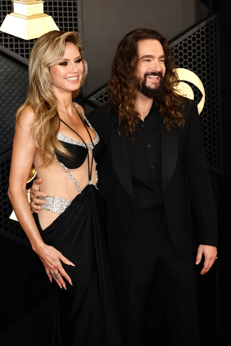 Ji PASIEKIA! Heidi Klum apstulbino drąsia suknele ant 2024 m. „Grammys“ raudonojo kilimo kartu su vyru Tomu Kaulitzu
