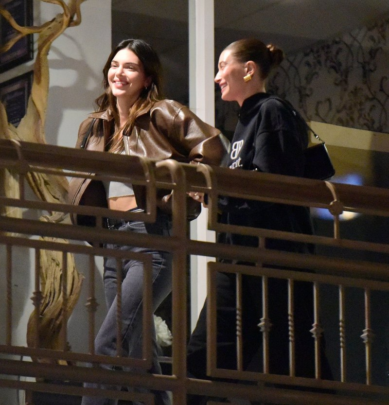   BFFS! Kendall Jenner și Hailey Bieber zâmbesc cu toții în timpul nopții fetelor: fotografii