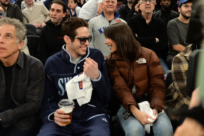   Pete Davidson e Emily Ratajkowski sentam na quadra no jogo do New York Knicks em meio a romance: fotos