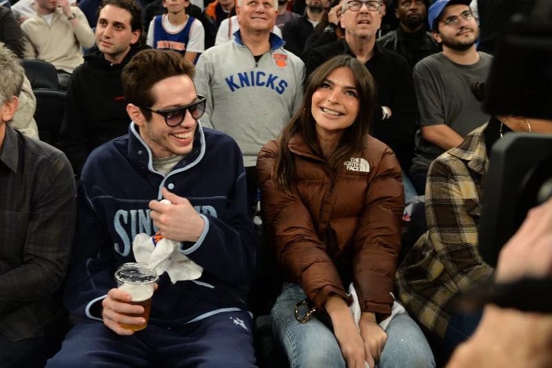   Pete Davidson i Emily Ratajkowski siedzą na korcie w New York Knicks Game Amid Romance: Photos