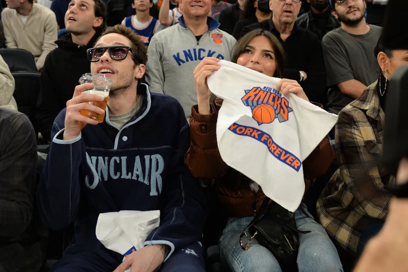   Pete Davidson i Emily Ratajkowski siedzą na korcie w New York Knicks Game Amid Romance: Photos