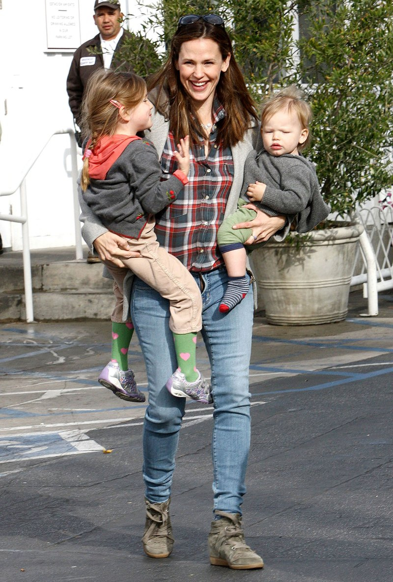   Março 2013 Malabarismo com os pequeninos Ben Affleck e Jennifer Garner Filho Samuel Todos Crescidos