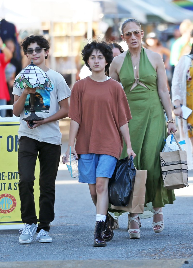   Jennifer Lopez e a adolescente Emme Muniz fazem compras juntas em L.A.: Fotos 3