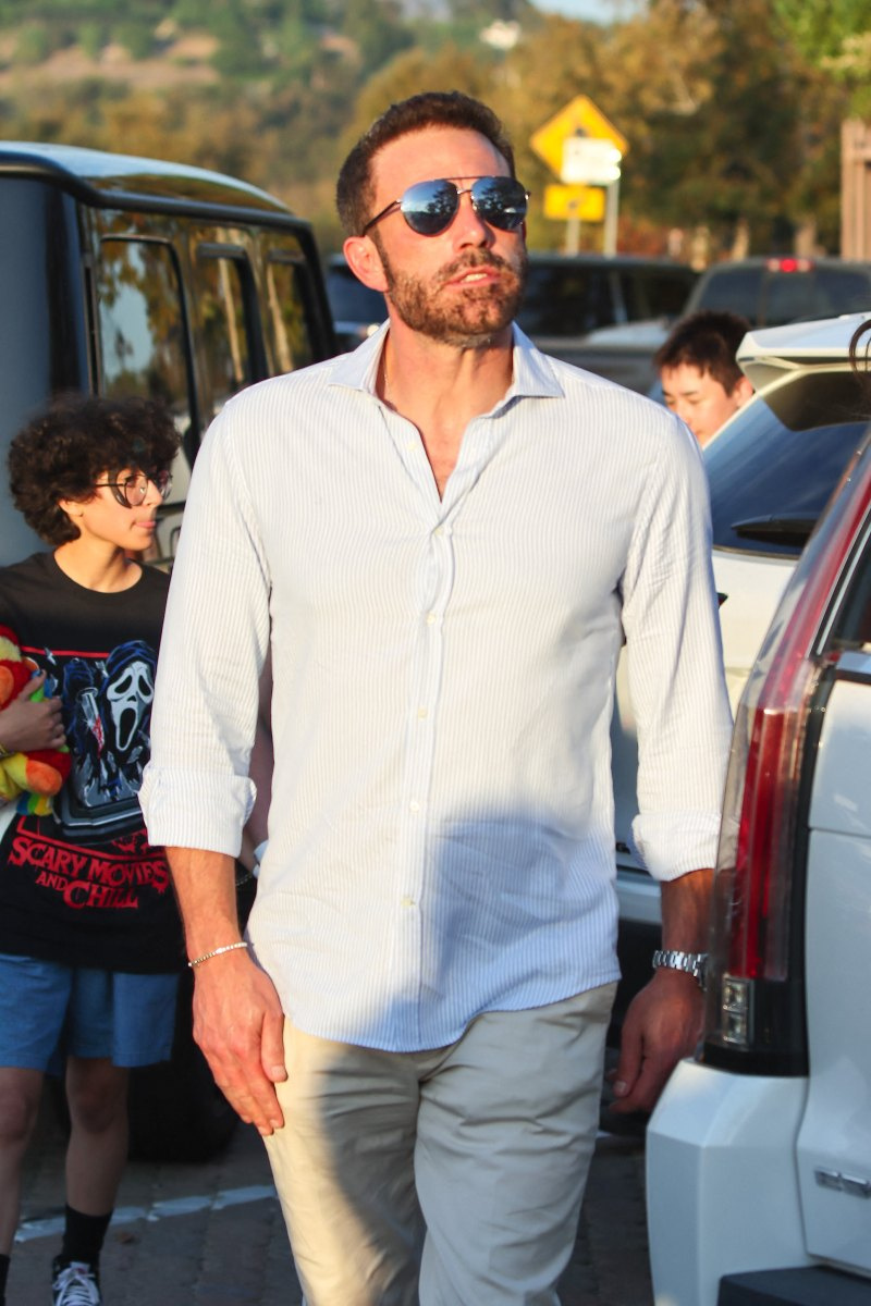   J. Lo's Child Emme usa camiseta estampada em Malibu: fotos