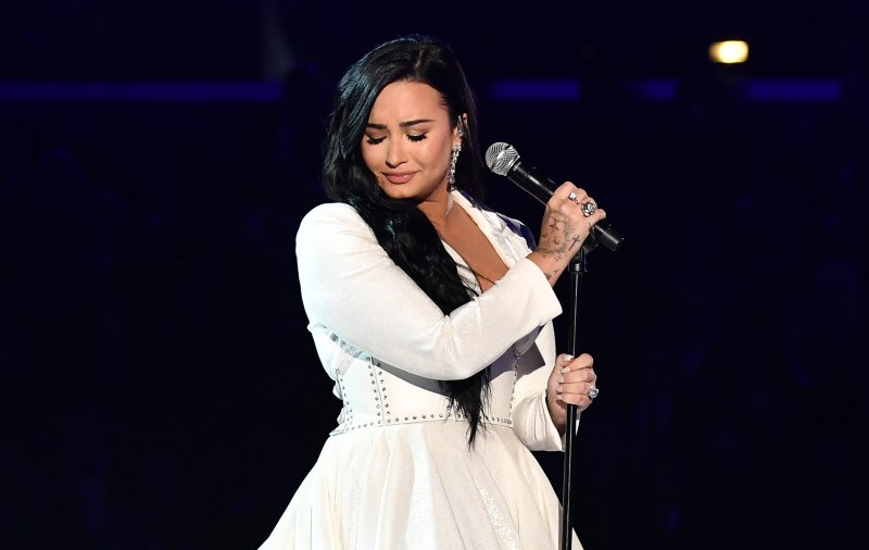   Demi Lovato laat grote bombshells vallen tijdens'Call Her Daddy