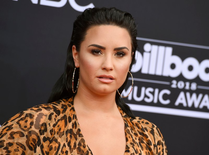   Demi Lovato falder store bomber under'Call Her Daddy
