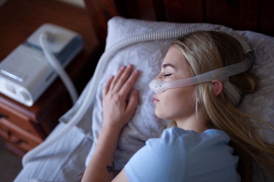 كيفية اختيار قناع CPAP بناءً على وضع نومك